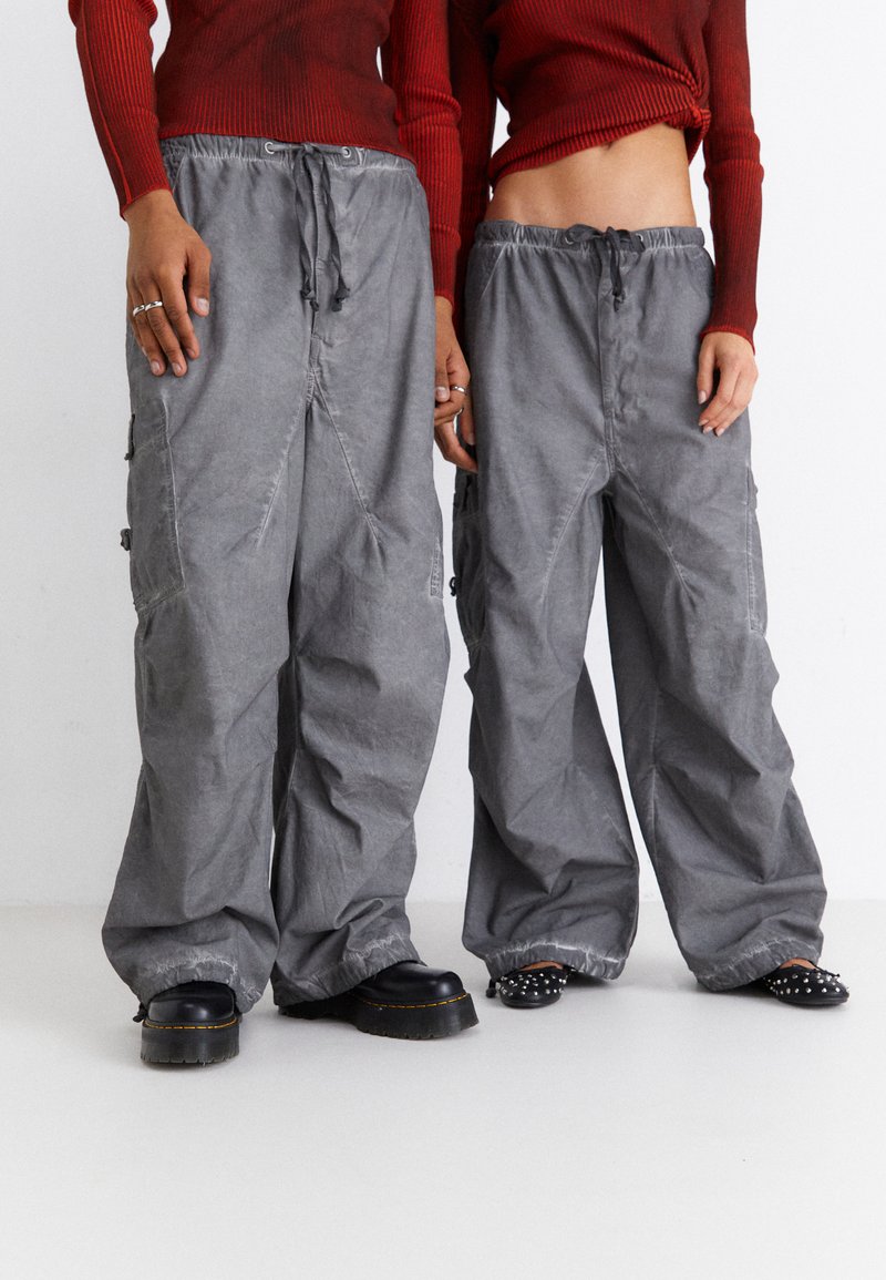 Jaded London WASH PARACHUTE UNISEX - Reisitaskuhousut - washed black oil