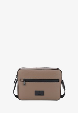 Borsa a tracolla in pelle beige testurizzata con dettagli neri, chiusura a zip e tasca frontale. Forma rettangolare con tracolla regolabile.