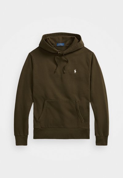 Hoodie vert olive en mélange de coton, présentant une poche avant, un cordon de serrage ajustable et un petit logo sur la poitrine. Texture lisse.