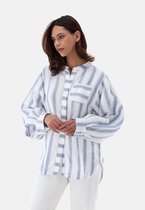 Camicia con bottoni realizzata in tessuto leggero, caratterizzata da strisce verticali blu e bianche, una tasca frontale e maniche arrotolate.