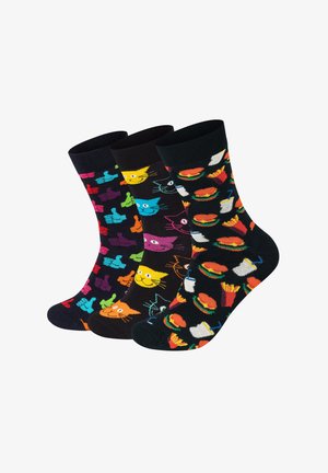 Drie paren sokken: één met kleurrijke katten en duim omhoog iconen, een andere met zwarte katten, en de laatste met voedingsitems zoals hamburgers en friet.