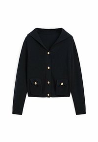 Mustavilla neulecardigan, jossa on leveä kaulus, etukiinnitys napilla ja kaksi taskuläppää. Lisäksi siinä on kultasävyiset napit ja ribbaustekstuuri.