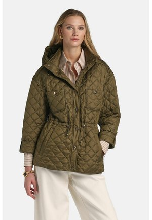 Prešívaná olivovo zelená bunda s kapucňou, sťahovaním v páse, dvoma náprsnými vreckami a gombíkovými detailmi. Textúrovaná látka s formálnym strihom.