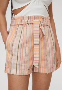 Gestreepte shorts in pastelkleuren met een ceintuurlaar, zijzakken en opgerolde randen. Gemaakt van een lichtgewicht stof met een gladde textuur.
