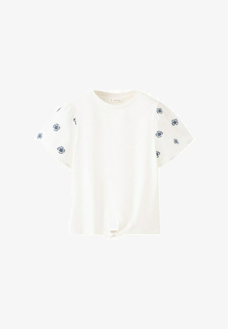 Bela bluza s kratkimi rokavi z mornarsko modrimi cvetličnimi vzorci na rokavih in majhnim sprednjim vozličkom.