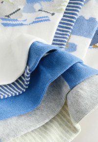 Multifarvet strikket stof med blå, hvide, grå og grønne mønstre samt striber og en blød tekstur, designet med lagdelte kanter.