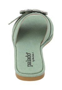 Sandal in tessuto verde con suola piatta, caratterizzata da un accentuato elemento decorativo sulla punta e da un marchio impresso sulla soletta.