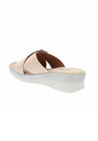 Las sandalias de slider de charol beige cuentan con un diseño de tiras cruzadas, una plantilla suave y una suela de plataforma blanca baja con un acabado texturizado.
