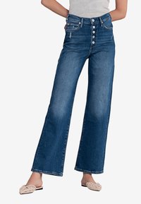 Blauwe denim wijde jeans met een hoge taille, voorzien van een vijfknopengulp en versleten accenten. Gladde textuur en rechte snit.