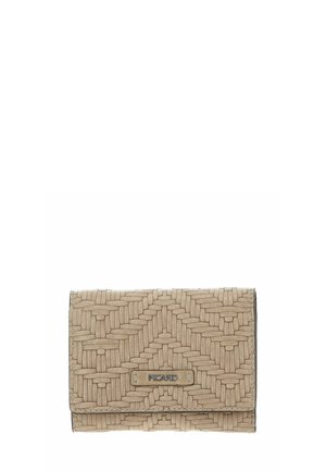 Portefeuille beige avec texture cuir tressé et plaque métallique de marque indiquant "Picard" sur le rabat avant.