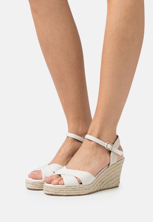 Platform sandals - beige