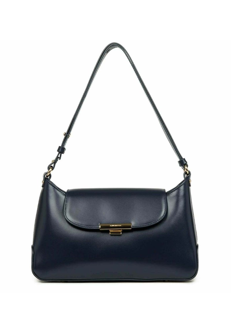 Sac à main en cuir bleu marine avec une forme structurée, une fermeture rabat, des accessoires en métal doré et une seule bandoulière réglable.