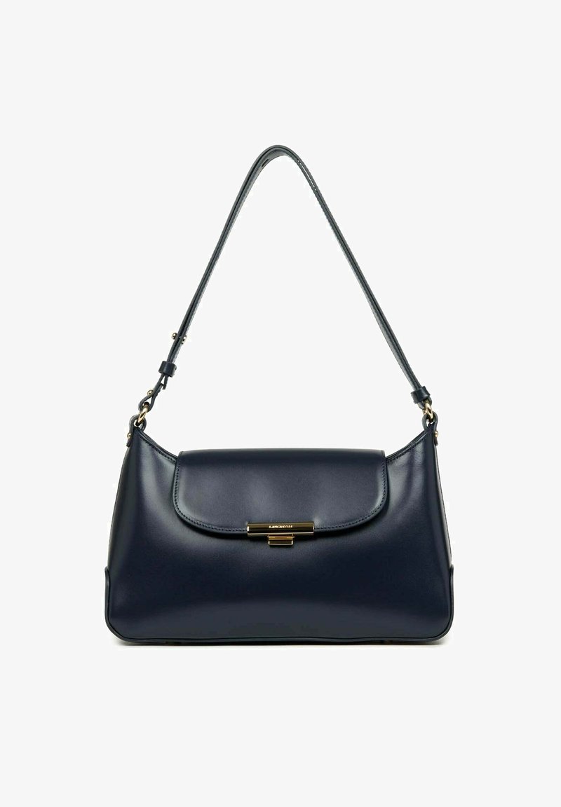 Borsa a tracolla in pelle blu navy con forma strutturata, chiusura a patta, metalleria dorata e una tracolla singola regolabile.