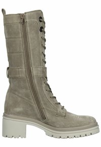 Botte haute en daim beige à lacets, avec fermeture éclair latérale, détail de sangle, et semelle crantée épaisse avec talon bloc.