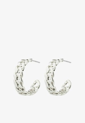 Srebrne, metalowe kolczyki w formie skręconych obręczy z wzorem łańcucha i prostymi złączami do przekłutych uszu.