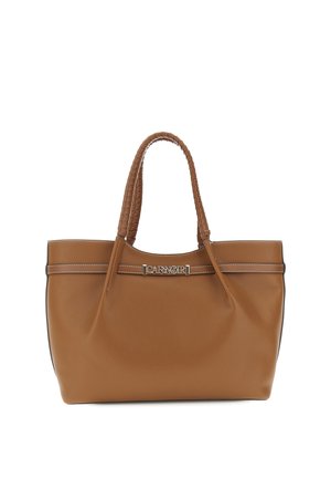 Bolso tote de cuero marrón con superficie texturizada, asas dobles trenzadas y placa metálica con el logo de la marca en el frente.