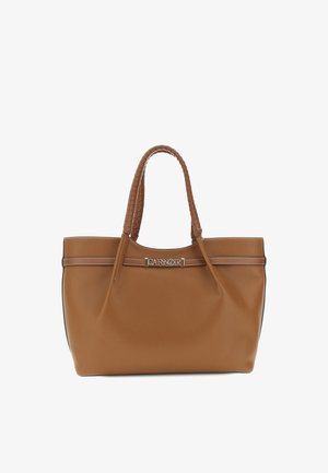 Borsa tote in pelle marrone con superficie testurizzata, doppi manici intrecciati e placchetta in metallo con logo del marchio sulla parte anteriore.