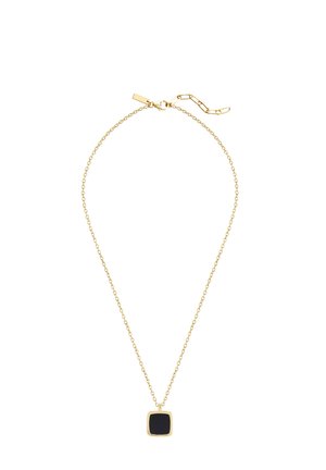 Collier chaîne en or avec pendentif carré noir et fermoir réglable sur fond blanc.