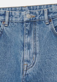 Hellblaue Jeans aus Denim mit Bund, silbernem Knopf, Gürtelschlaufen und sichtbaren Nähten am vorderen Reißverschluss.