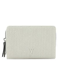 Portafoglio grigio chiaro con texture perforata, chiusura a zip e dettaglio del logo. Forma rettangolare con bordi lisci e zip a contrasto.