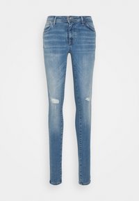 Jeans de ganga azul com um corte slim, detalhes desgastados nos joelhos e um design clássico de cinco bolsos. Textura suave e lavagem média.