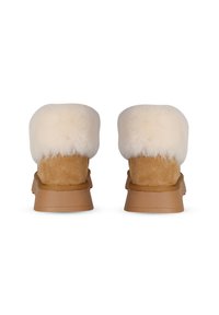 Botas de ante marrón hasta el tobillo con un suave puño de borreguillo color crema y una suela de goma gruesa, con un diseño sencillo y sin hardware visible.