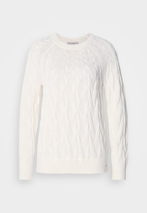 Bílý pletený svetr s kabelovým vzorem, kulatým výstřihem, dlouhými rukávy a žebrovanými manžetami a spodním lemem. Textura vypadá jemně a má strukturu.