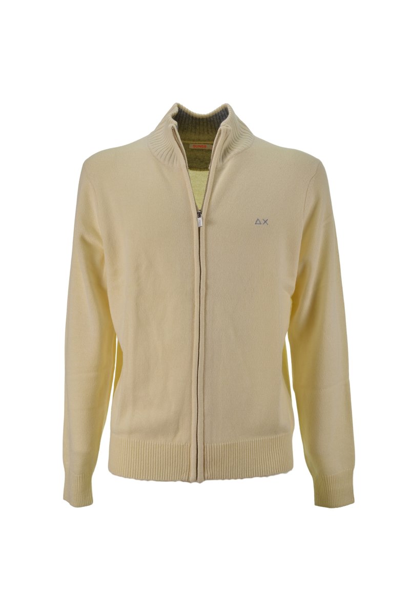 Cardigan giallo con zip, dotato di colletto e polsini a coste. Presenta un semplice logo sul lato sinistro del petto e una texture liscia e uniforme.