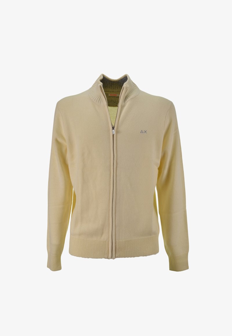Cardigan giallo con zip, dotato di colletto e polsini a coste. Presenta un semplice logo sul lato sinistro del petto e una texture liscia e uniforme.