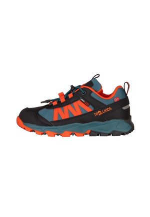 Outdoor-Kindersneaker in Blau, Schwarz und Orange mit robuster Sohle, Zuglaschen und "Trollkids" Branding an der Seite.