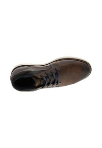Chaussure en cuir marron avec lacets noirs, bout rond et finition texturée. Comprend un col rembourré et une semelle crème contrastante.