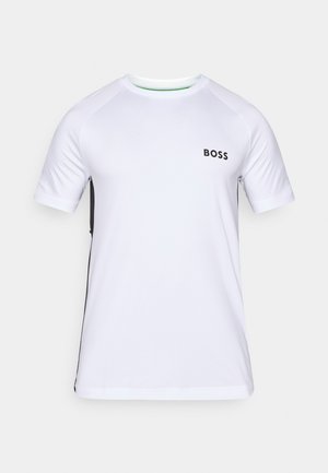 Bijela sportska majica s kratkim raglan rukavima, crnim bočnim detaljima i malim crnim logom na prsima. Izrađena od prozračnog materijala.