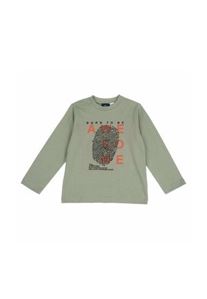 Maglietta verde chiaro a maniche lunghe con un'impronta digitale nera grande e il testo "BORN TO BE AWESOME" in nero e arancione sul davanti.