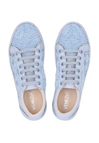 Hellblaue Sneaker mit einem strukturierten Stoffobermaterial, glatten Lederakzenten und runder Zehenpartie. Schnürdesign mit sechs Ösen.