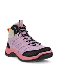 Scarponcino da trekking viola con dettagli neri e rosa, dotato di suola testurizzata, punta rotonda, occhielli a contrasto e un anello sul linguetta.