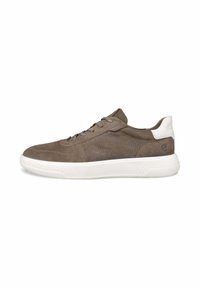 Baskets en suède marron avec une semelle en caoutchouc blanc, présentant une texture lisse, un design à lacets et un détail subtil sur le côté.