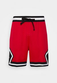 Shorts de sport rouges avec bordure rayée noire et blanche, cordon noir et tissu en mesh respirant.
