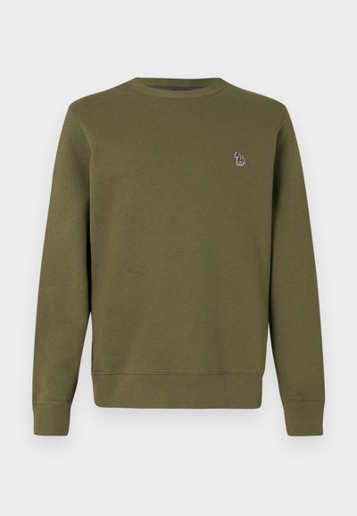 Sweatshirt vert olive avec un col rond, des manches longues, des poignets et un ourlet côtelés, présentant un petit design brodé sur la poitrine.