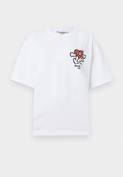 T-shirt blanc à manches courtes avec un petit motif coloré représentant un cœur rouge courant avec un œil et du texte sur la partie supérieure gauche de la poitrine.