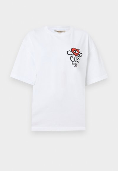 T-shirt blanc à manches courtes avec un petit motif coloré représentant un cœur rouge courant avec un œil et du texte sur la partie supérieure gauche de la poitrine.