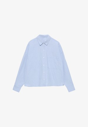 Chemise bleu clair à manches longues, avec un motif à carreaux, un col pointu, une poche poitrine unique et une coupe légèrement surdimensionnée.