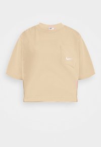 Beige kortärmad Nike T-shirt med en liten ficka fram som har en vit Nike swoosh-logotyp.