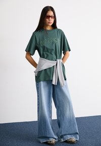 Nike Sportswear PHOENIX TEE - Μπλουζάκι με στάμπα - vintage green