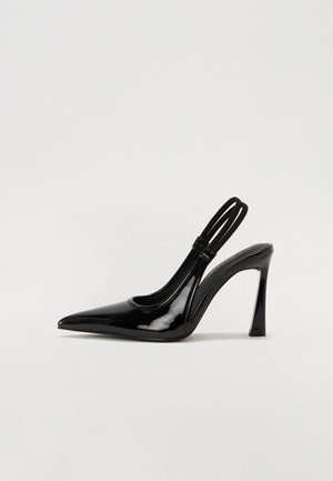 Pompa slingback in vernice nera con punta affusolata, tacco alto e sottile, e doppia fascia elastica per una vestibilità sicura. Superficie liscia e lucida.