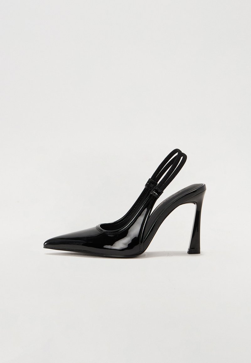 Juodas patentuotas odinis slingback aukštiems kulniukams su smailia nosimi, liekniu aukštu kulnu ir dviguba elastinga juosta, užtikrinančia tvirtą prigludimą. Lygus, blizgus paviršius.