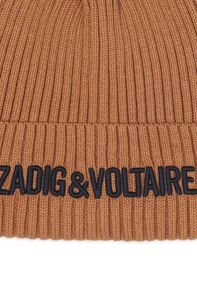 Bonnet tricoté dans une teinte marron chaud, présentant une texture côtelée et un logo brodé 'ZADIG&VOLTAIRE' en bleu marine en bas.