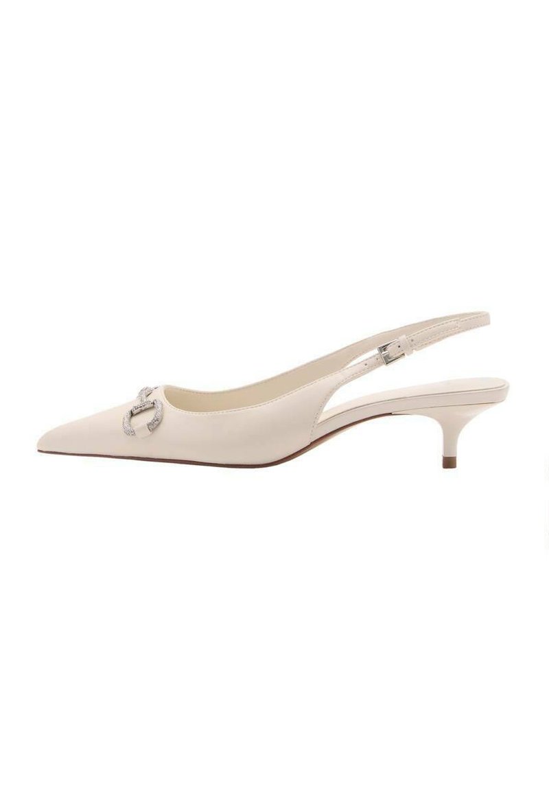 Pantofii slingback din piele albă, cu vârf ascuțit, toc mic și accent metalic pe partea superioară. Textură netedă, cu detalii de design minime.