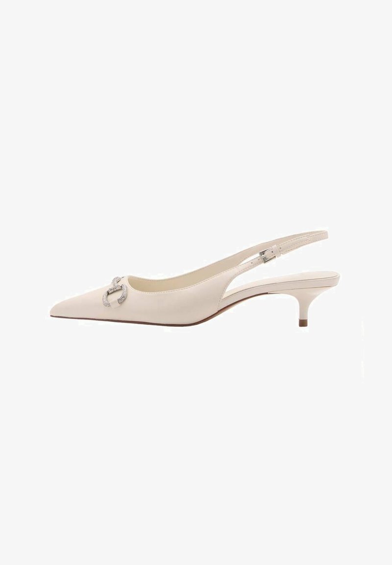 Witte leren slingback pump met een spitse neus, lage kittenhak en een metalen accent bij de wreef. Glad textuur met minimale ontwerpdetailleringen.