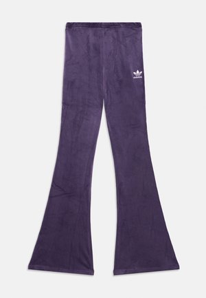 Pantalons évasés violets en tissu doux, avec une taille élastique et un petit logo Adidas blanc sur la cuisse gauche.