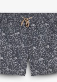 Pantaloni scurți bleumarin cu un imprimeu floral alb, cu un cordon la talie și accente din sfoară. Realizați dintr-un material ușor, cu o textură fină.
